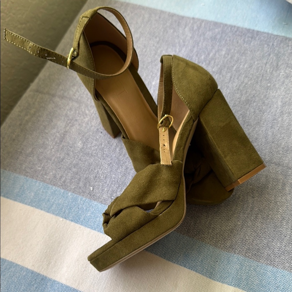 Elegant Green Heels with Comfort and Style - Picture 3 of 4